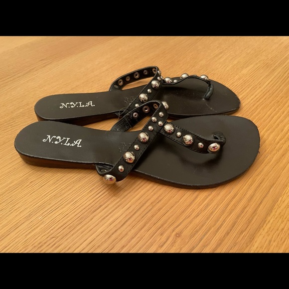 These cute flats come in different colors! - Picture 2 of 4